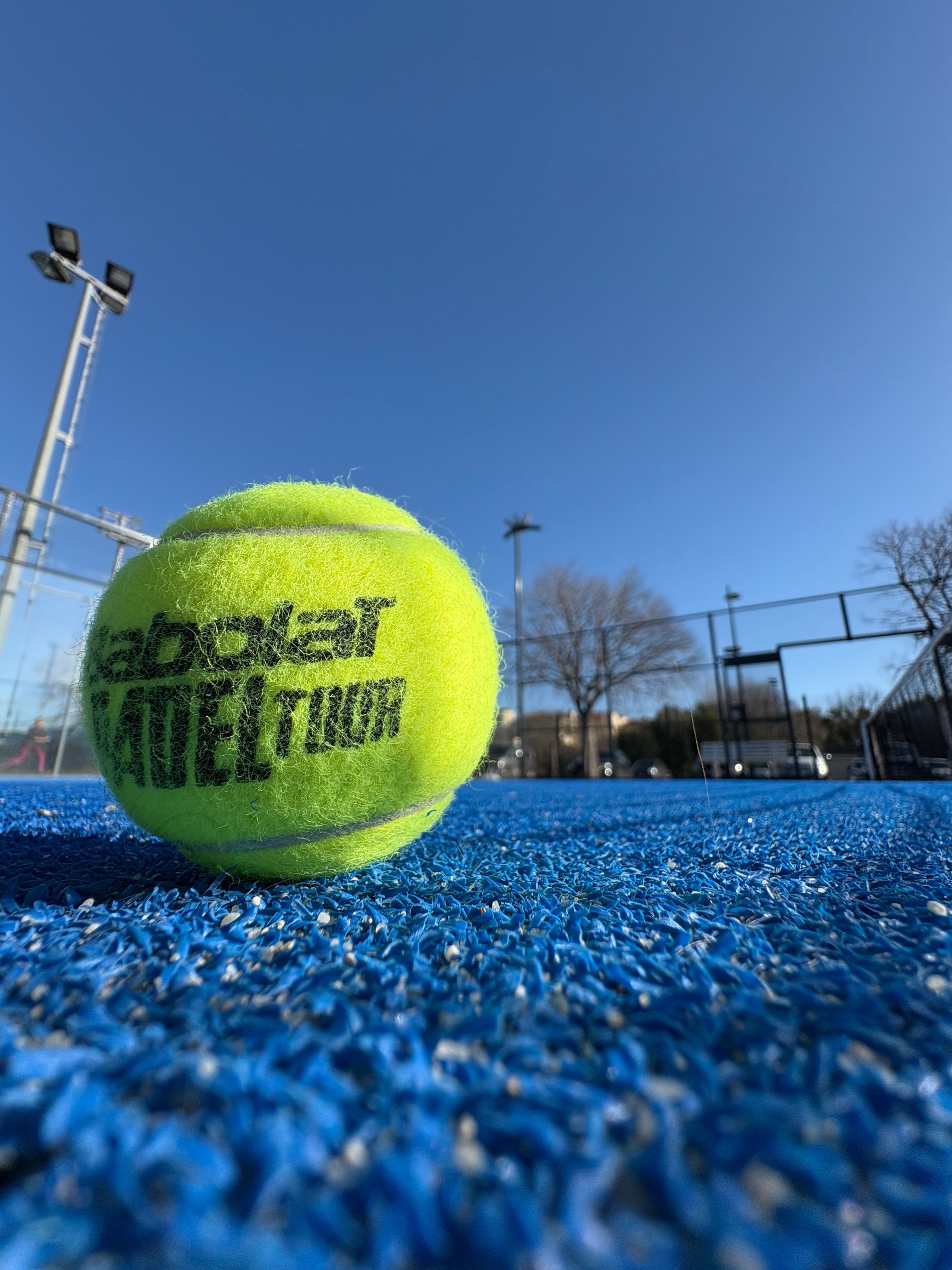 Peut-on Jouer au Padel avec des Balles de Tennis ? Les Différences Essentielles