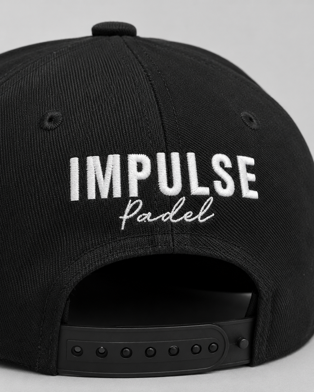 Détail broderie arrière Impulse Padel sur Casquette Technique Airflow noire