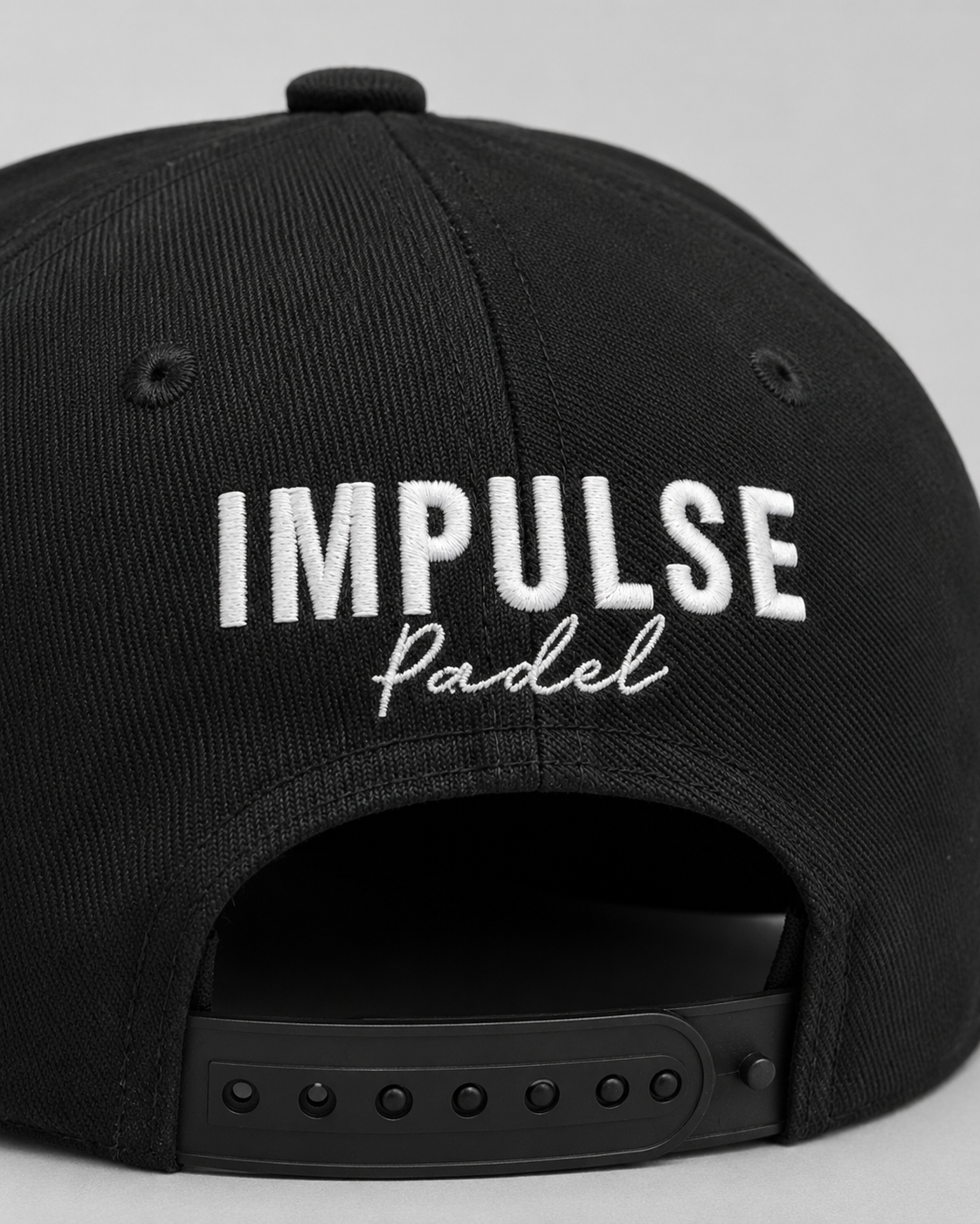 Détail broderie arrière Impulse Padel sur Casquette Technique Airflow noire