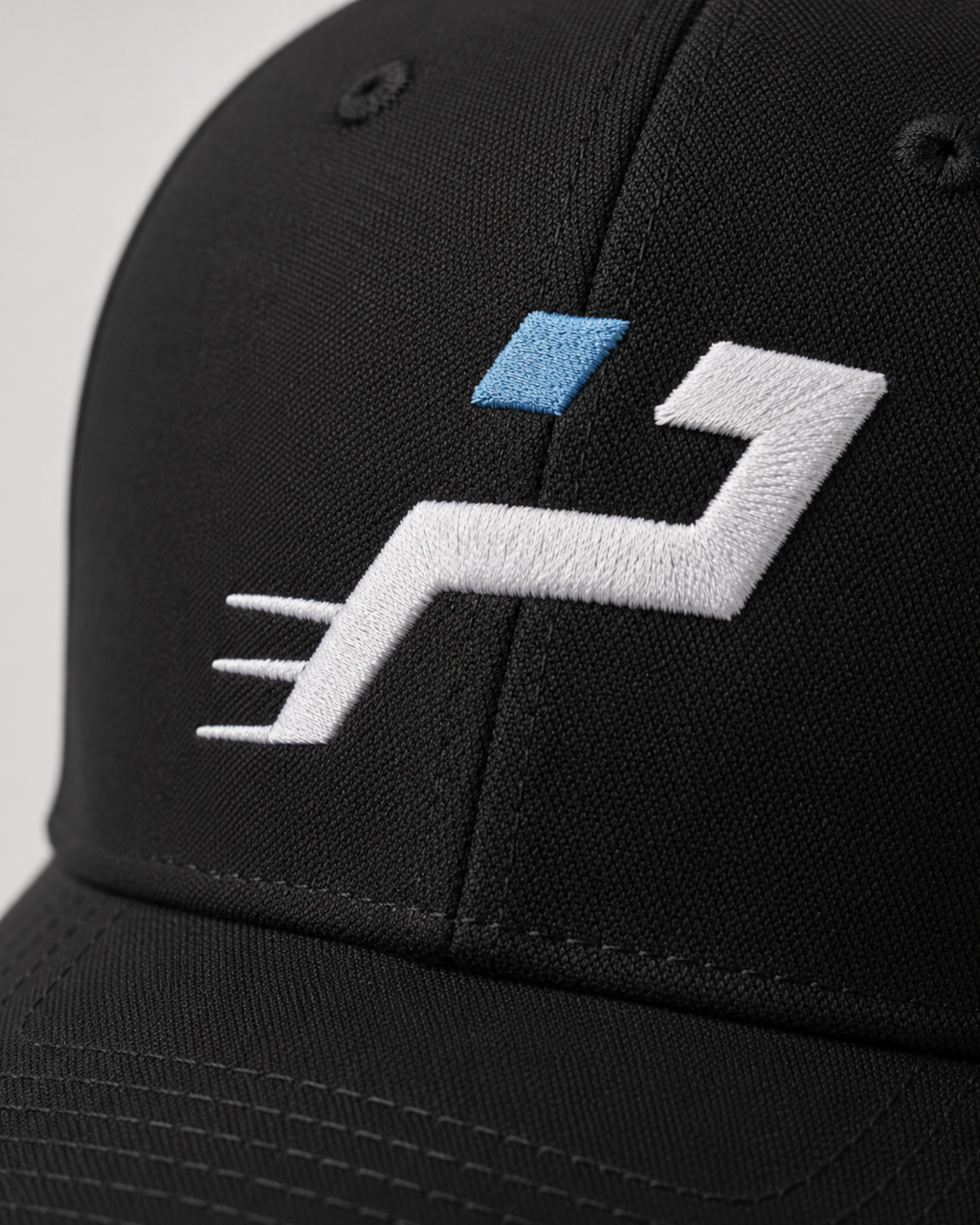 Détail broderie logo avant Casquette Technique Airflow noire Impulse Padel