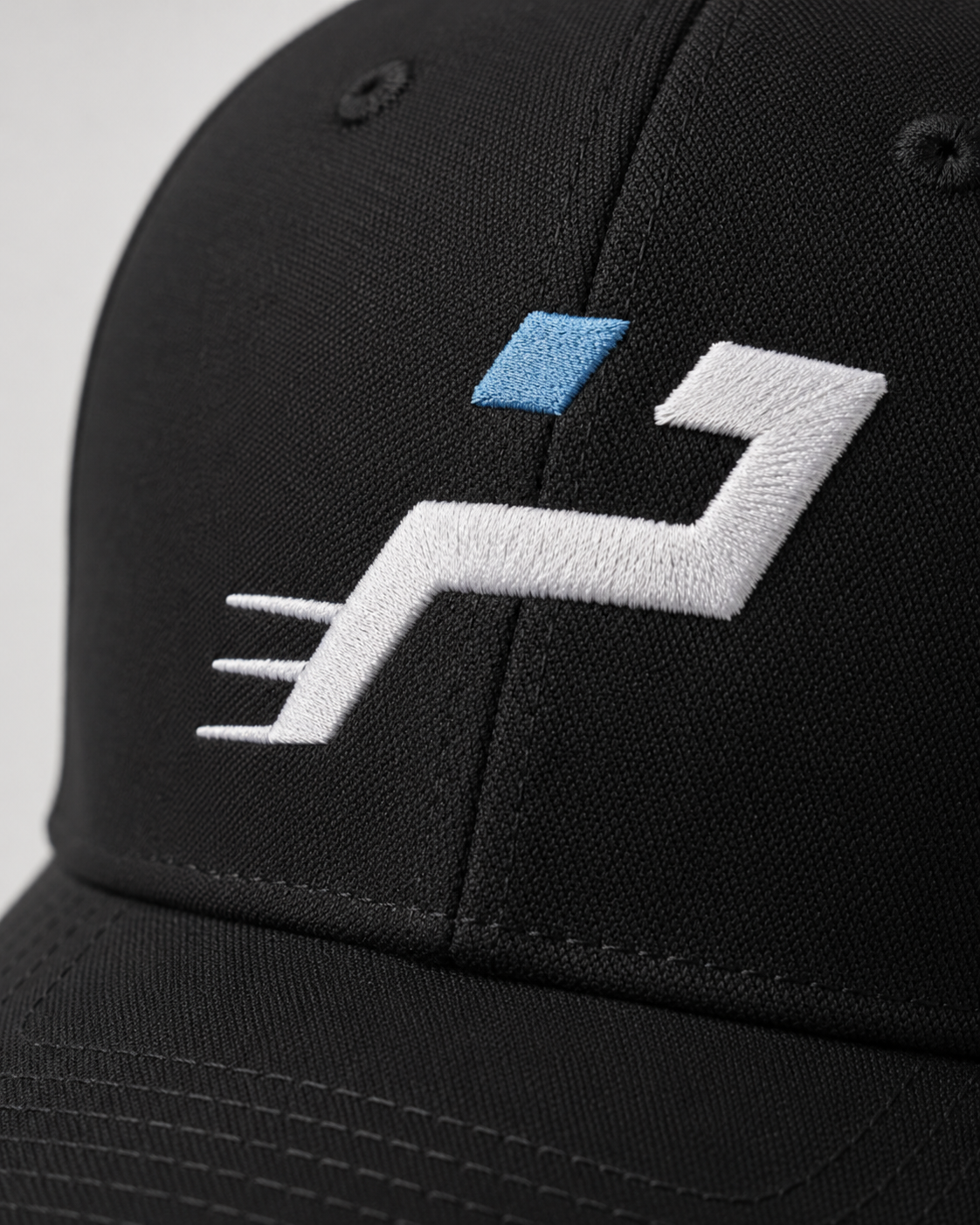 Détail broderie logo avant Casquette Technique Airflow noire Impulse Padel