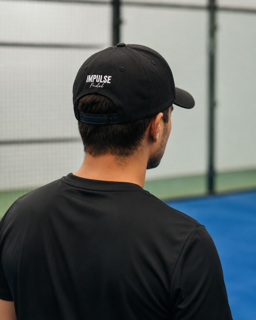 Casquette Technique Airflow noire Impulse Padel portée de dos avec logo arrière