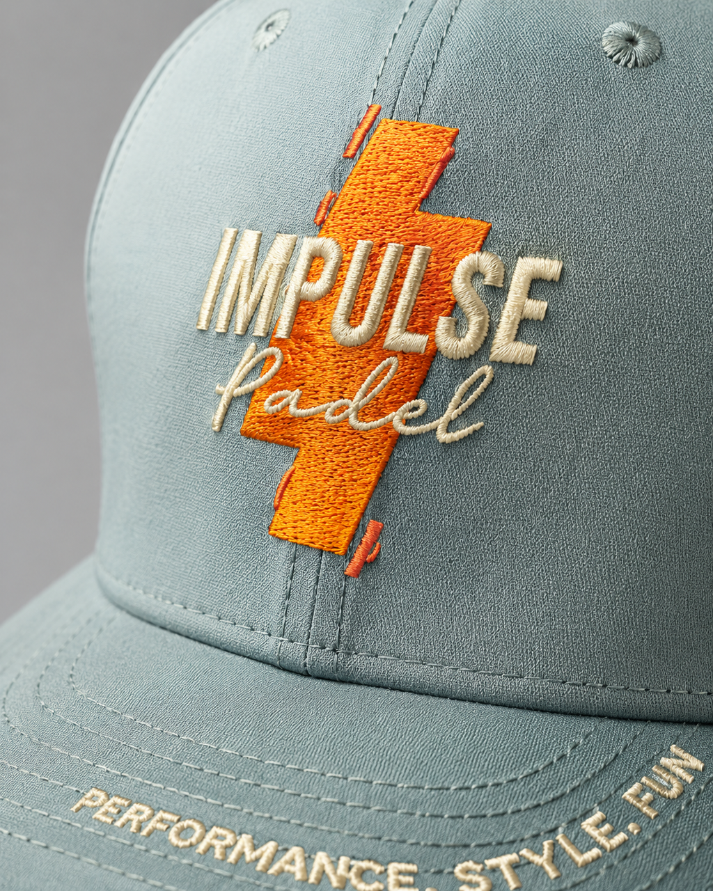 Détail broderie avant Casquette Technique Sunrise Impulse Padel
