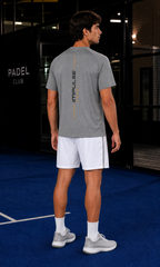 Short technique de padel homme PA1030 blanc et gris Impulse Padel porté de dos