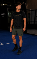 Short technique de padel homme PA1030 kaki et noir Impulse Padel porté de face
