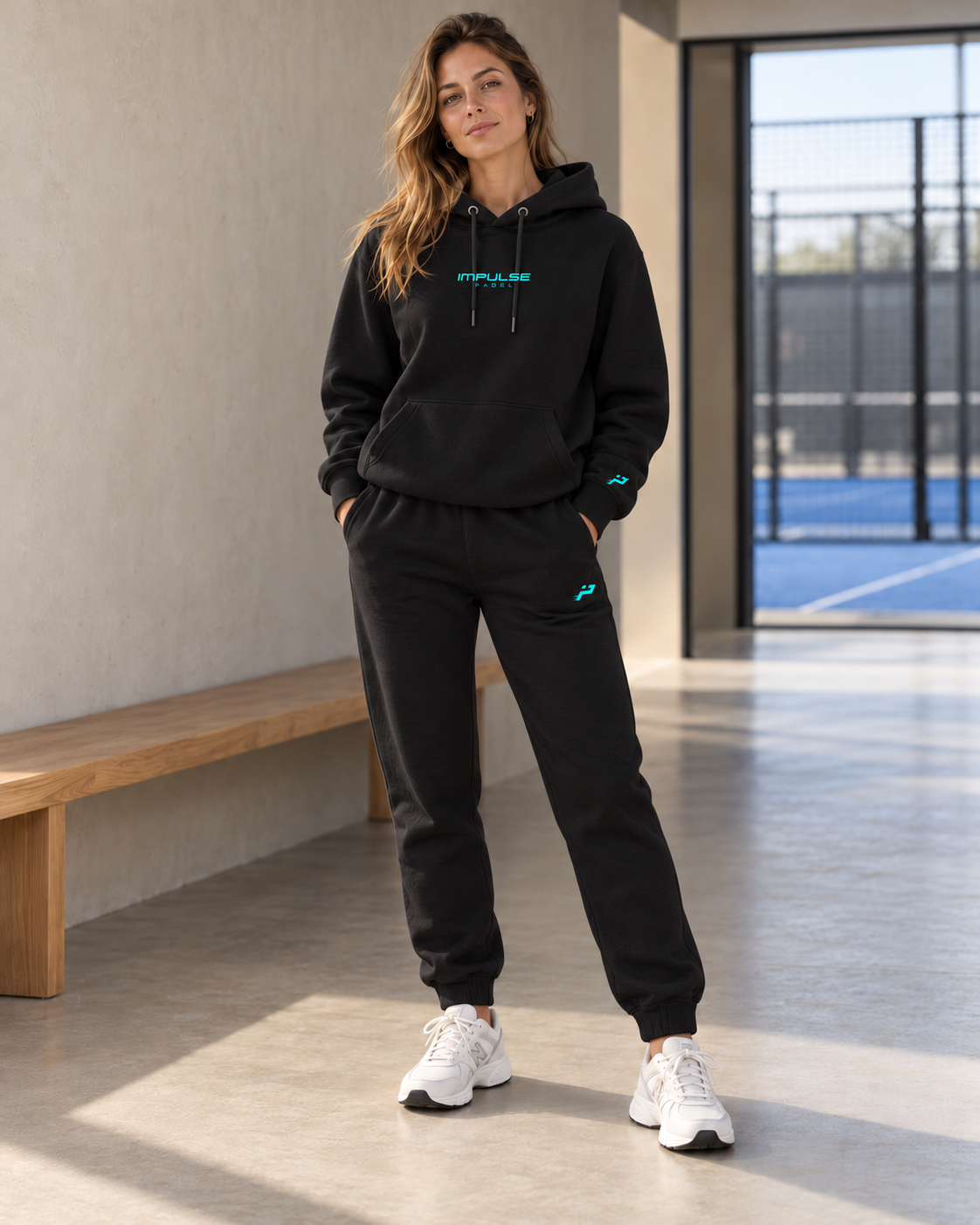 Ensemble SUNSET femme noir porté dans un club de padel minimaliste