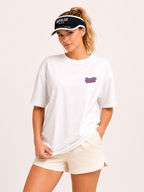 T-shirt Club House blanc Impulse Padel porté de face avec visière au club