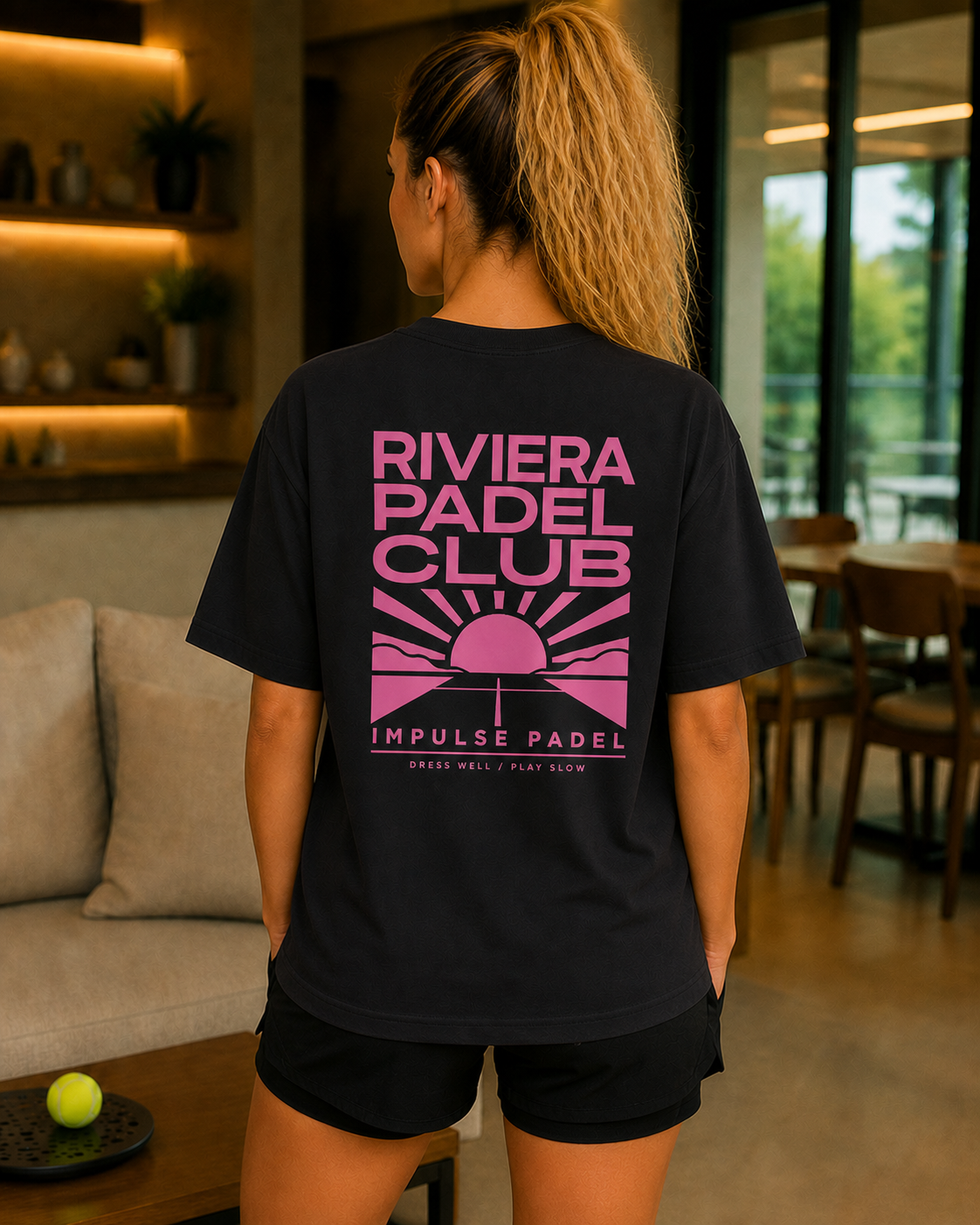 T-shirt padel femme oversize noir RIVIERA PADEL CLUB porté de dos