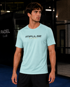 T-shirt de padel homme Essentiel Ice Mint porté de face avec short noir