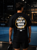 T-shirt Play Hard Feel Free noir et or porté de dos sur terrain de padel