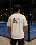 T-shirt Player With Attitude porté de dos sur terrain de padel