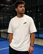 T-shirt Player With Attitude porté de face sur terrain de padel