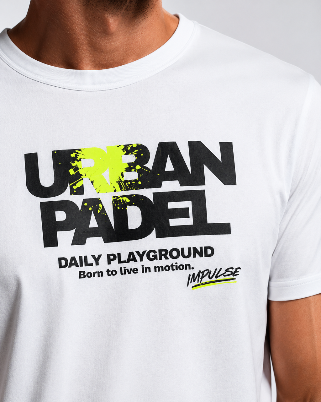 Détail du design Urban Padel sur t-shirt blanc Impulse Padel